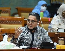 Putra Nababan Komisi Berapa